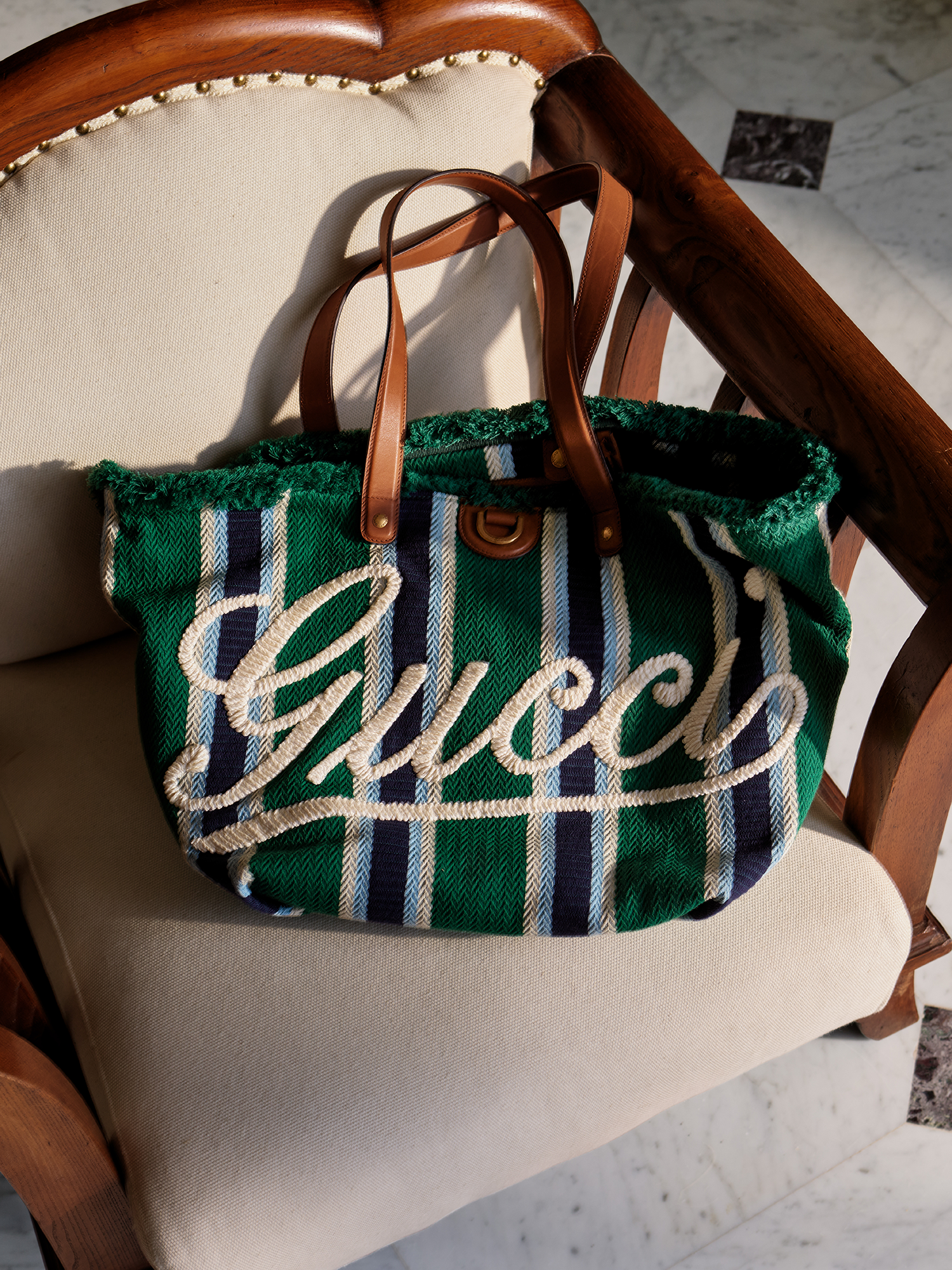 https://res-cms.gucci.cn/bz-gucci-store-prod/prod/GUCCI/2025-04-29/HP_Portrait_Gucci-LIDO-STILL-LIFE-APR25-10-GUCCI-02-03-25-0689-v1b_001_Default_c81ee473-56ec-4951-a36a-a59ed3c25253.png