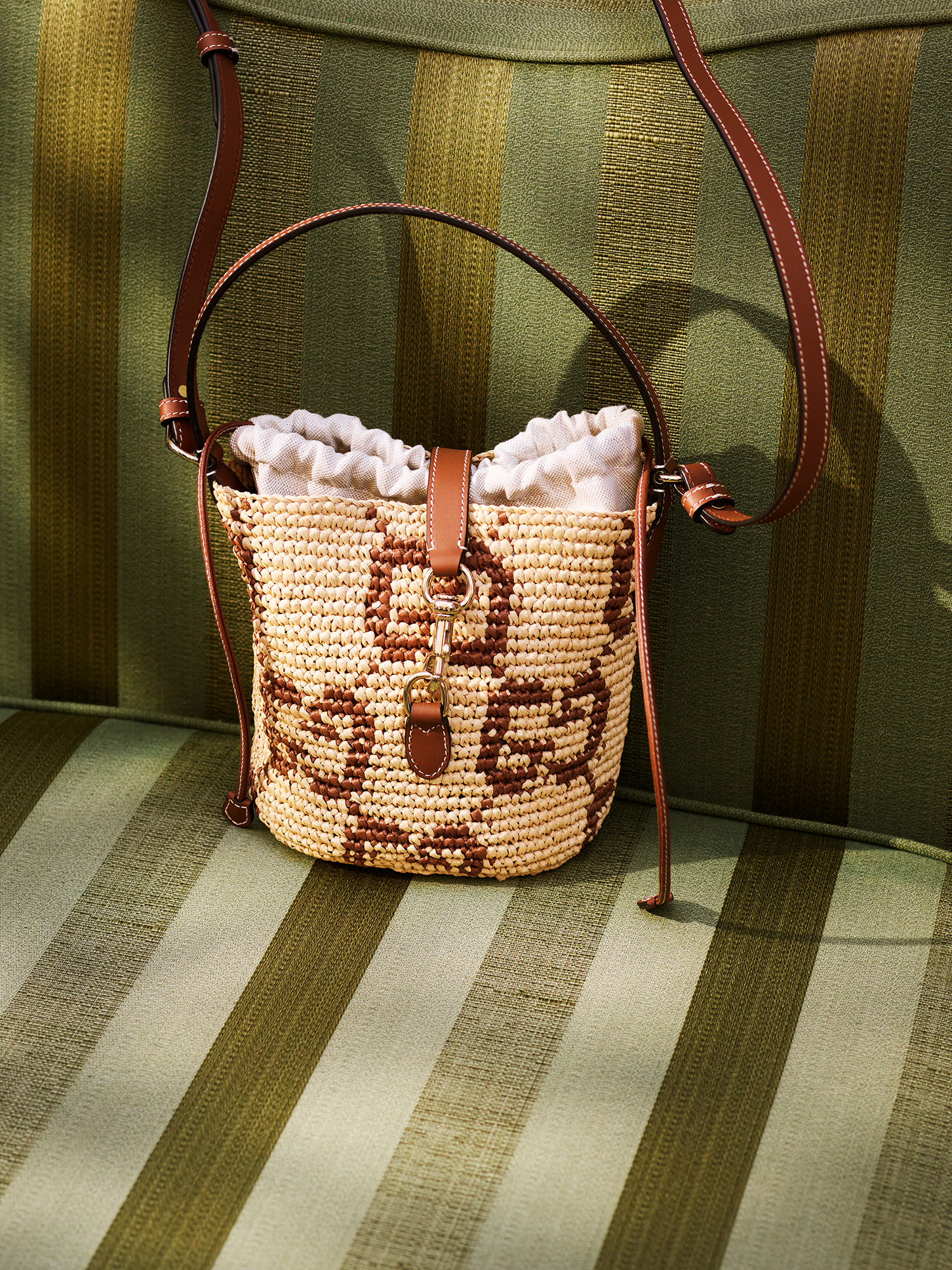 https://res-cms.gucci.cn/bz-gucci-store-prod/prod/GUCCI/2025-04-29/HP_Portrait_Gucci-LIDO-STILL-LIFE-APR25-51-GUCCI-04-03-25-2607-v1c_001_Default_ee0fb5ab-aa1f-4187-bd86-96ca33d7b3f8.png