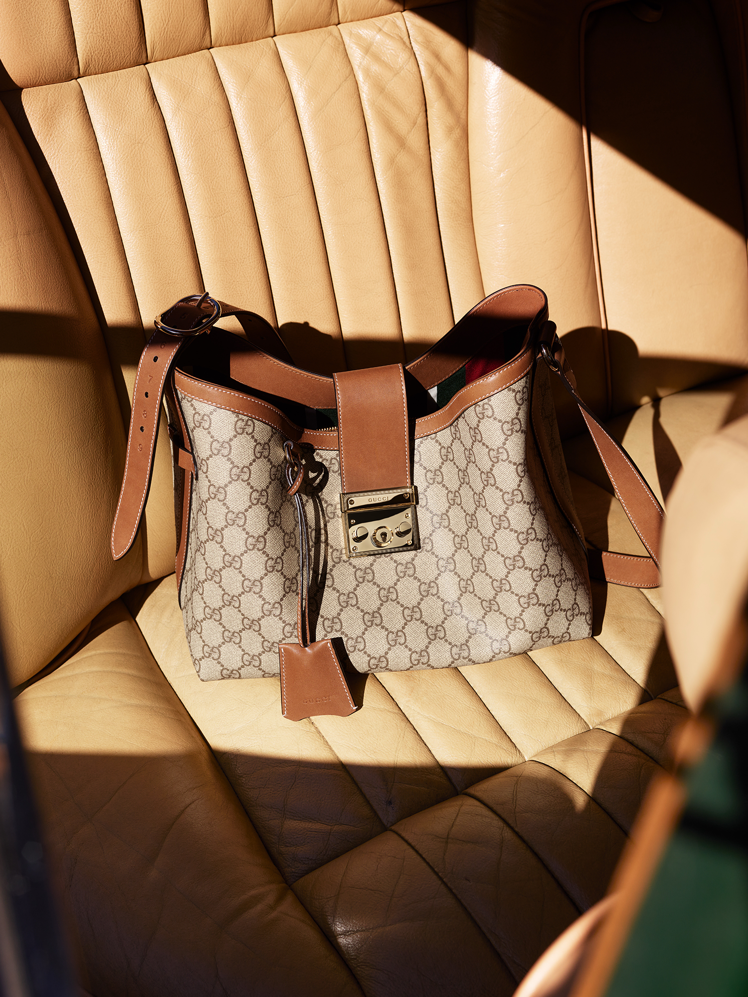 https://res-cms.gucci.cn/bz-gucci-store-prod/prod/GUCCI/2025-05-06/HP_Portrait_GG-Lido-520-still-life-2_001_Default_0a845b5b-0581-4b6e-83da-9d6aaf08eba5.png