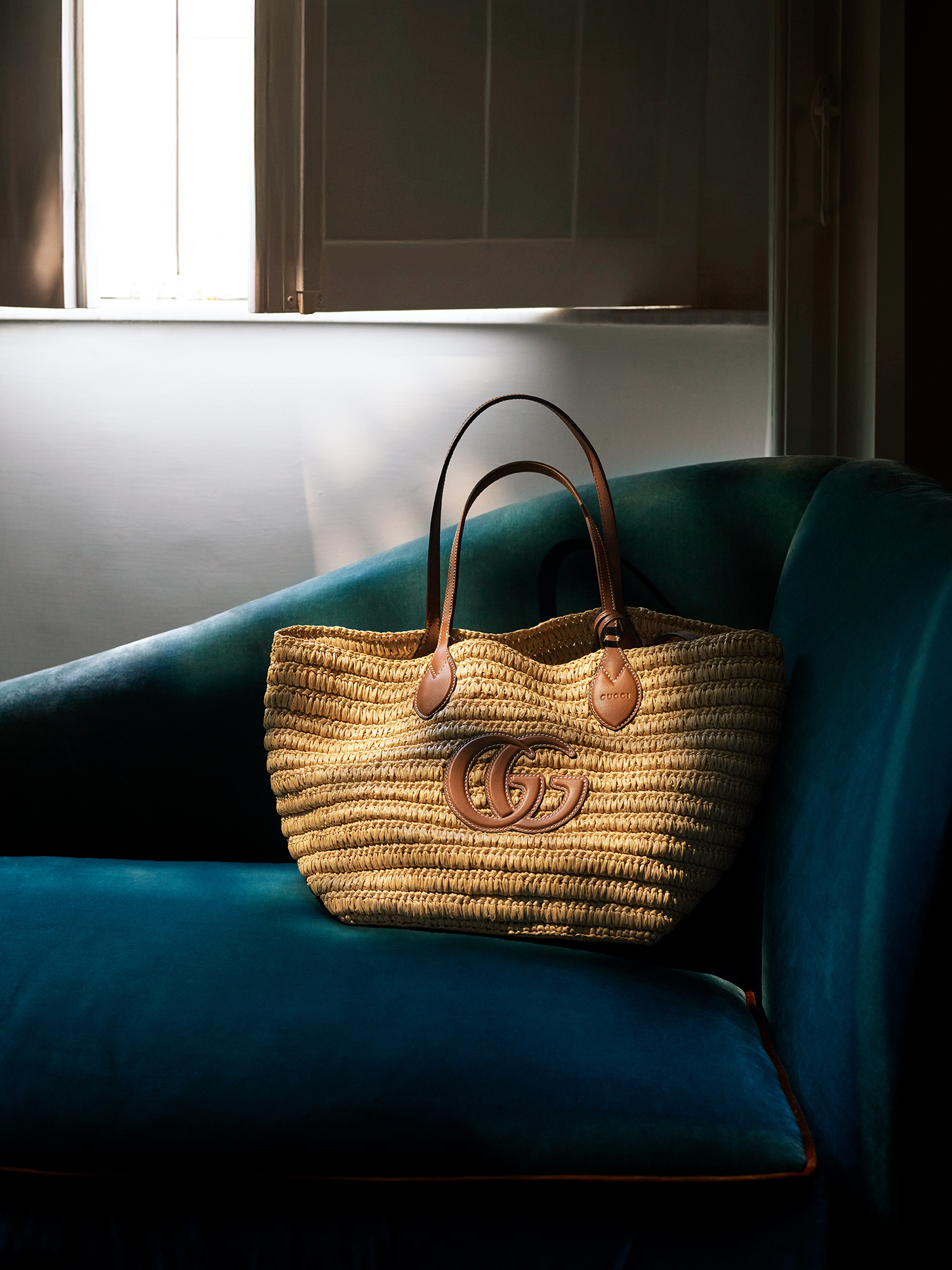 https://res-cms.gucci.cn/bz-gucci-store-prod/prod/GUCCI/2025-05-28/HP_Portrait_Gucci-LIDO-STILL-LIFE-APR25-73-GUCCI-05-03-25-0392-v2a_001_Default_26fea345-6f50-4aac-99d1-f82525f2b174.png