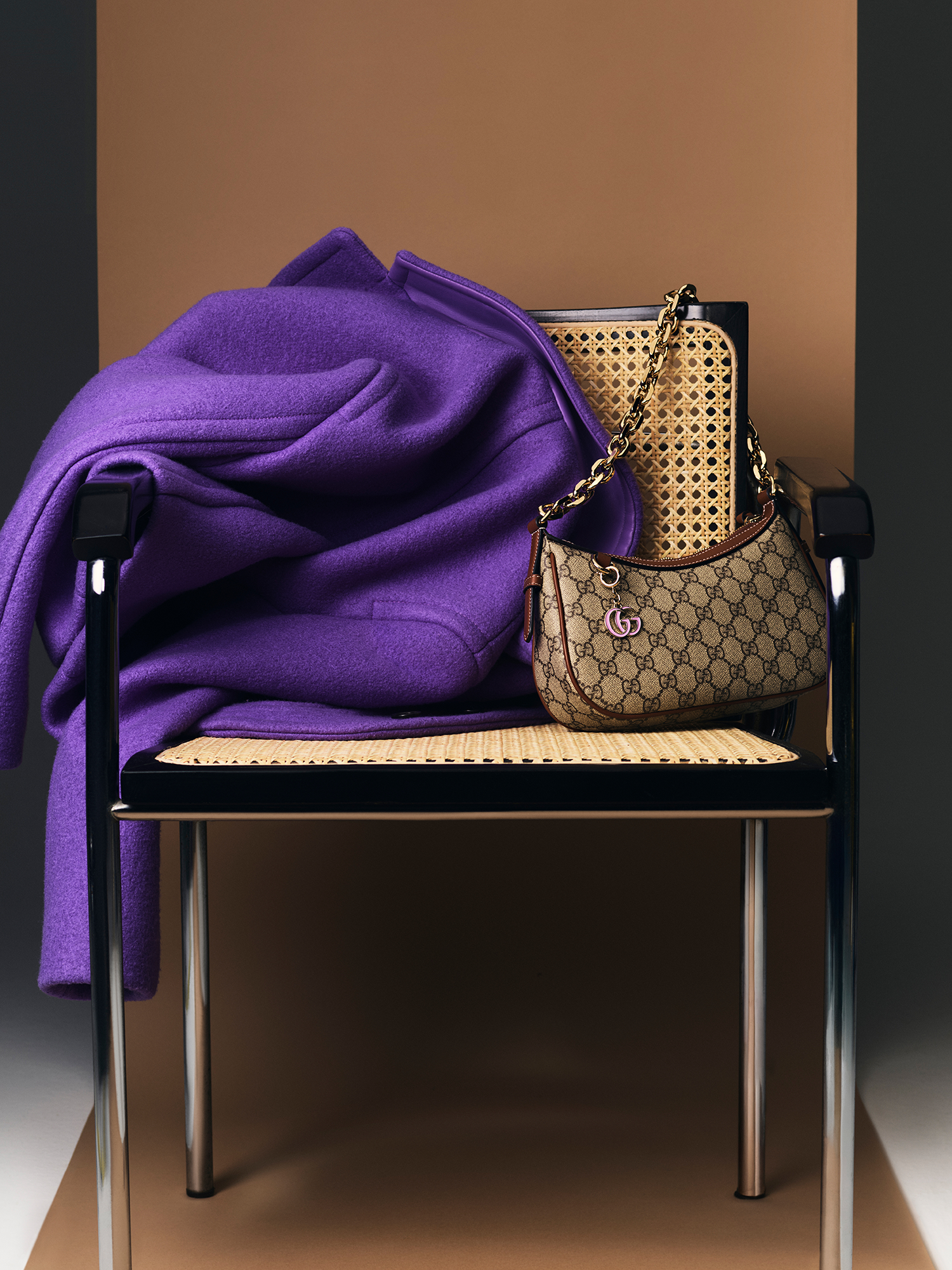 https://res-cms.gucci.cn/bz-gucci-store-prod/prod/GUCCI/2025-08-19/HP_Portrait_Gucci-FW25-JULY25-013-0995-B_001_Default_0e726e7a-a926-42cf-a0f4-e159b89ba9f7.png