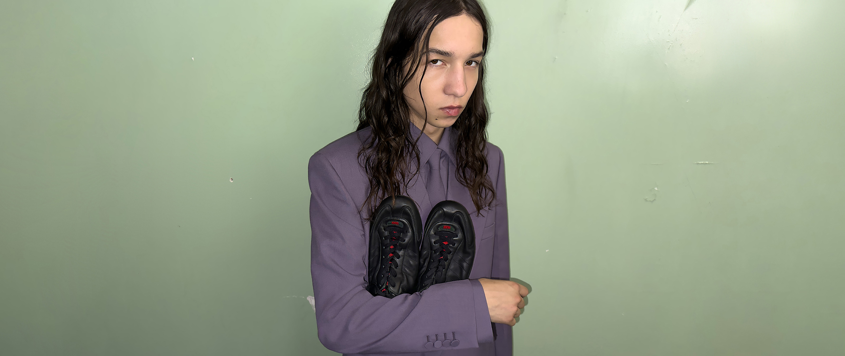 男士运动鞋Gucci Shift系列线上首发，男士运动鞋演绎品牌经典图案，焕新诠释织带设计，融合多元廓形，展现动感活力。