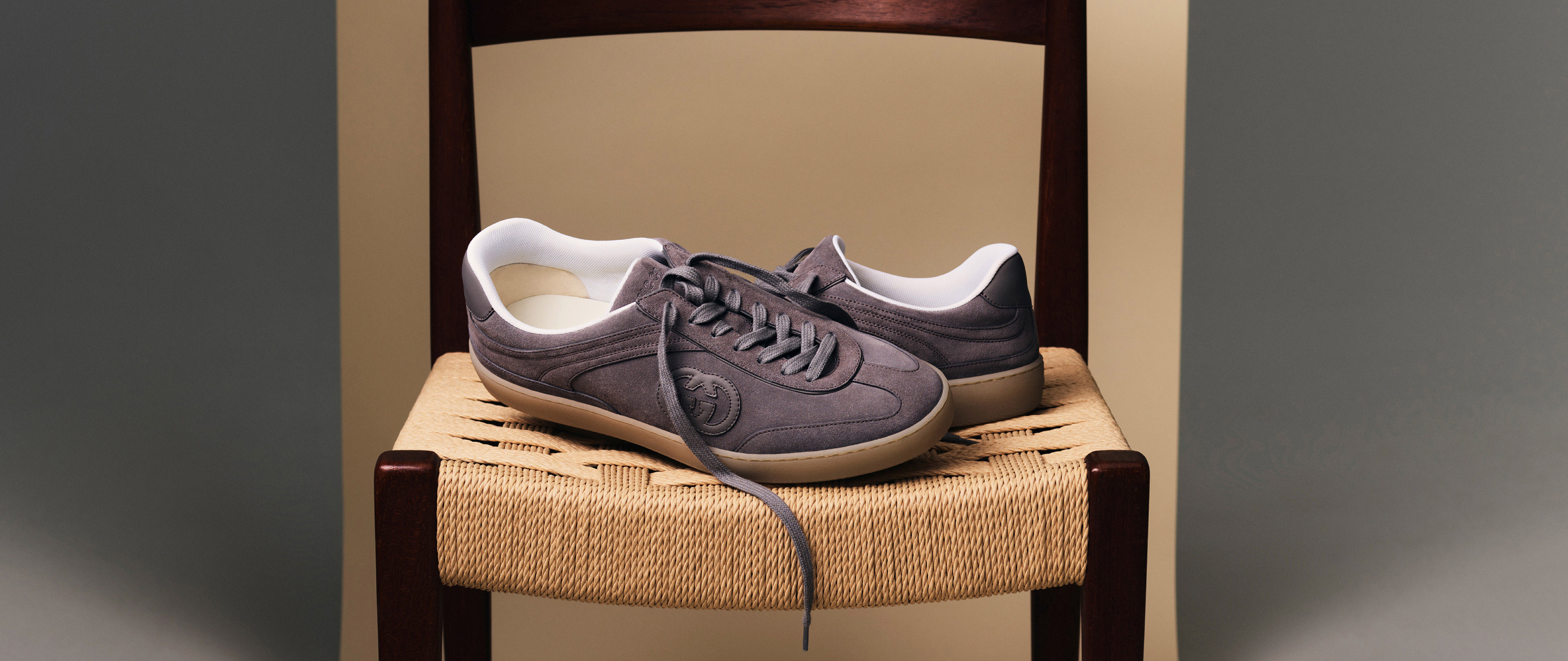 男士运动鞋男士运动鞋演绎品牌经典图案，焕新诠释织带设计，融合多元廓形，展现动感活力。