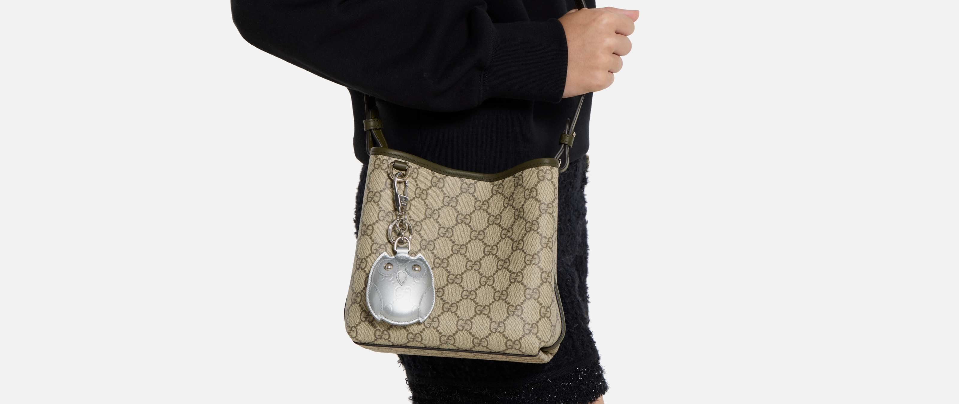 手袋挂饰与钥匙链 设计师款女士手袋挂饰与钥匙链焕新诠释品牌经典元素。 