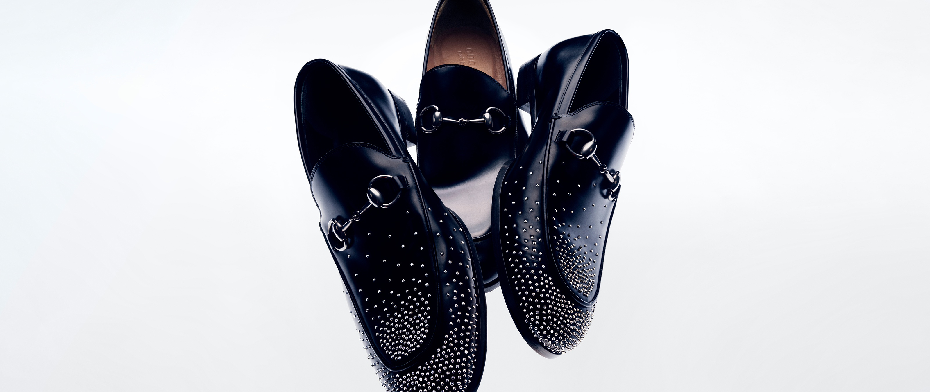 莫卡辛鞋与乐福鞋
Gucci Horsebit 1953系列男士乐福鞋及经典款式以品牌元素打造隽永设计，激发着一代代人绽放灵感。
