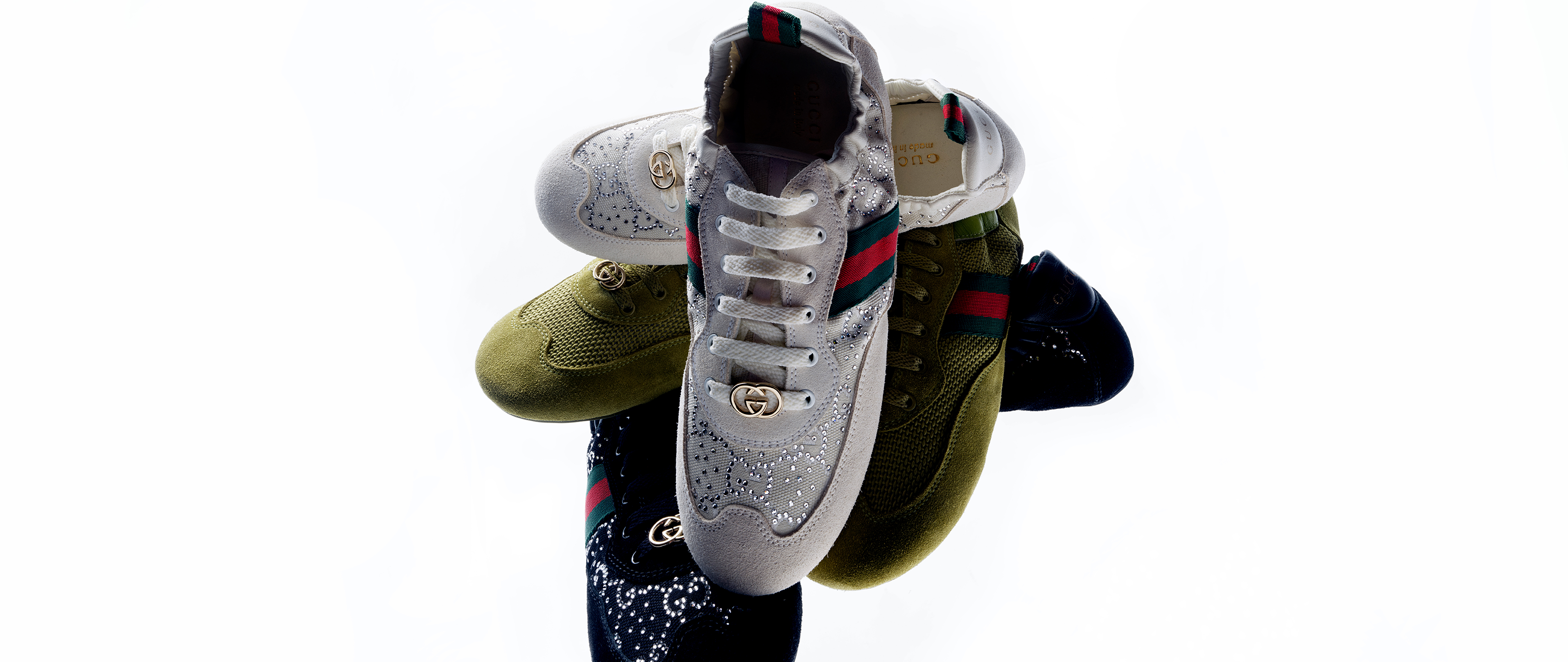 女士运动鞋女士运动鞋演绎品牌经典图案，焕新诠释织带设计，融合多元廓形，展现动感活力。