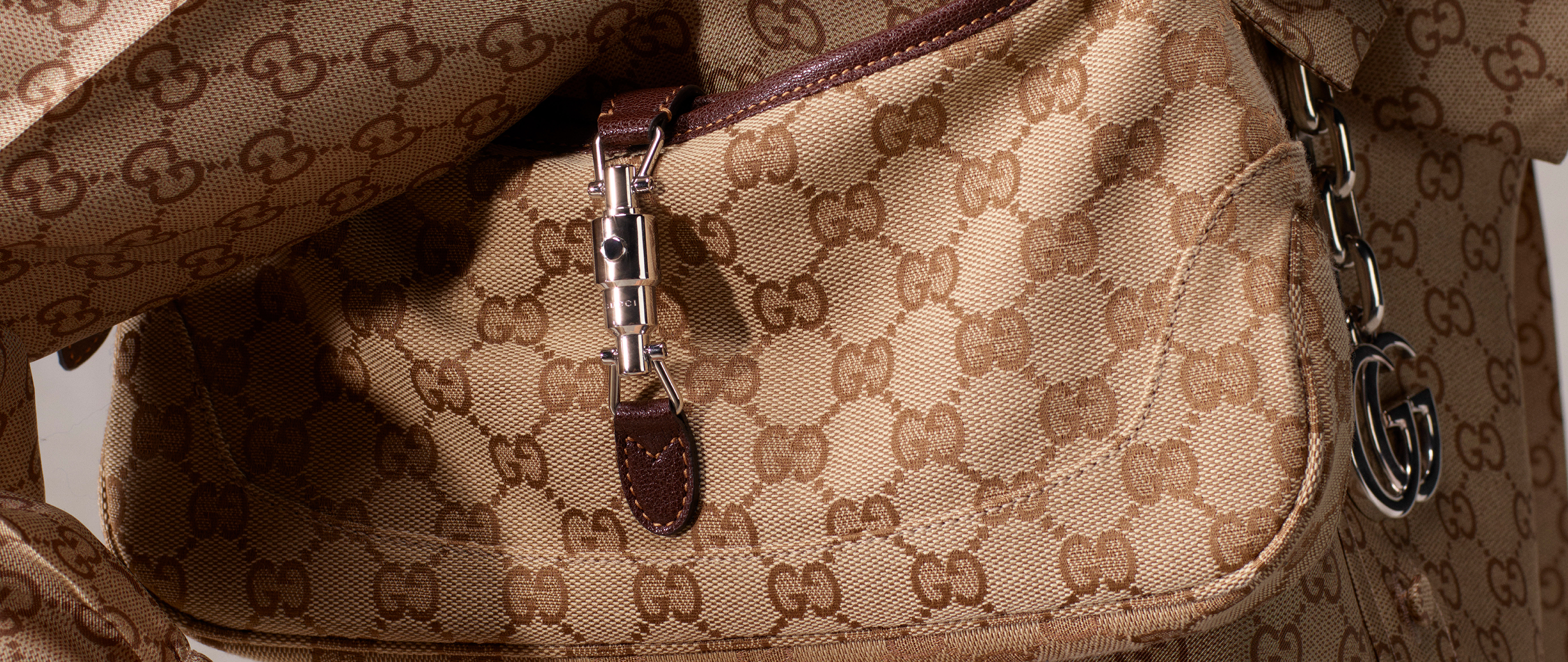 女士手袋Gucci女士手袋巧妙融合隽永的精致格调与现代的时尚风范，匠心打造日常造型。