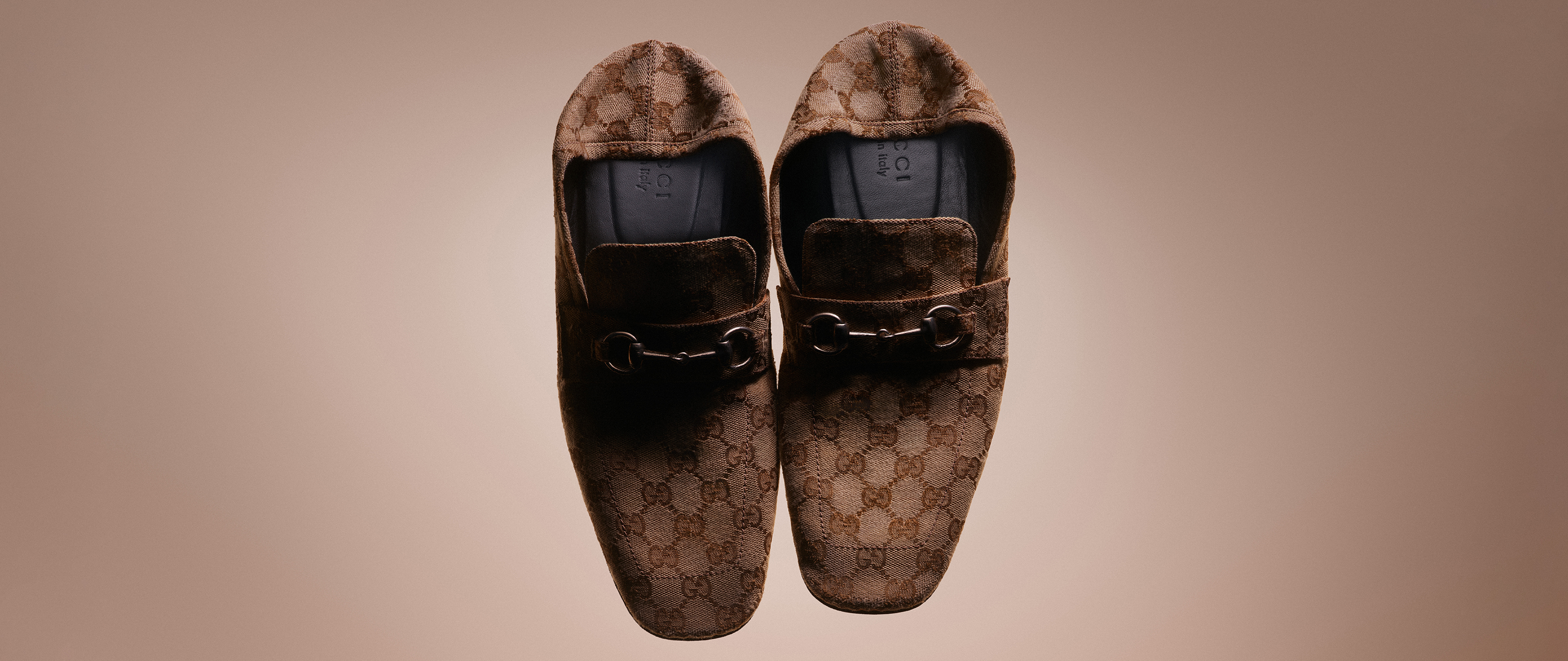 莫卡辛鞋与乐福鞋
Gucci Horsebit 1953系列男士乐福鞋及经典款式以品牌元素打造隽永设计，激发着一代代人绽放灵感。
