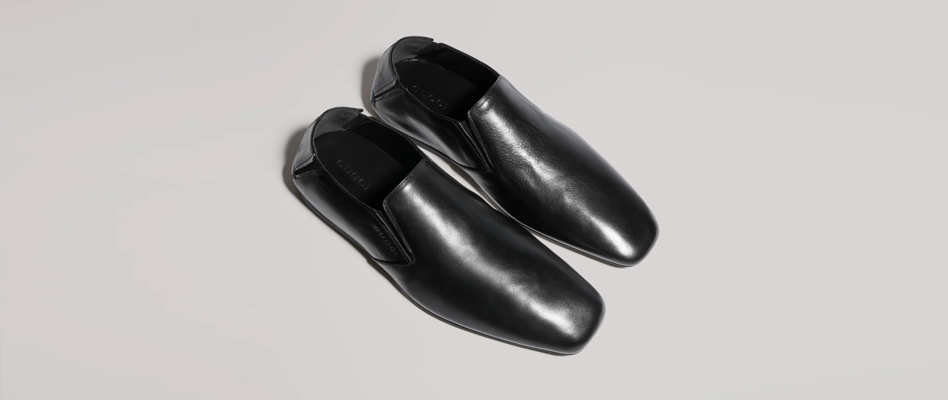 男士鞋履Gucci Horsebit 1953系列乐福鞋与经典Jordaan系列乐福鞋、运动鞋和男士设计师款鞋履一起耀眼登场。
