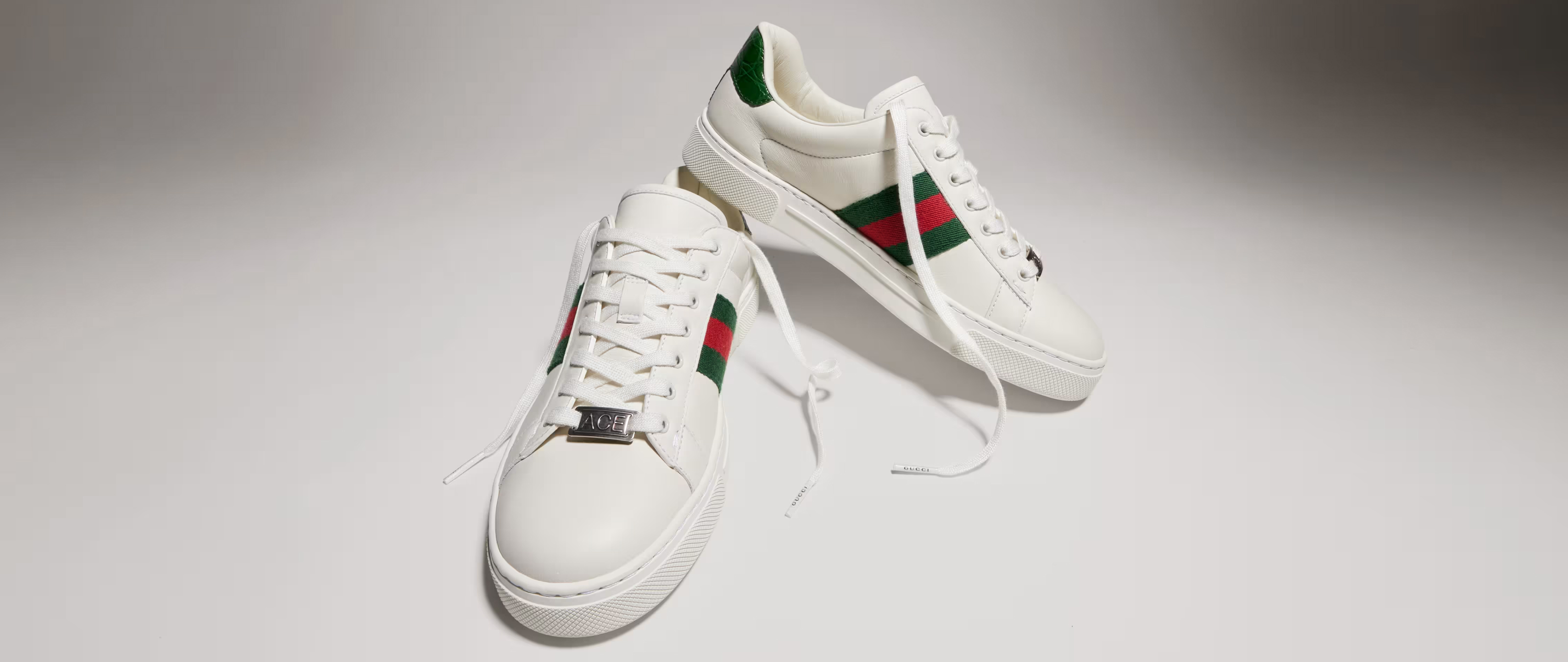 男士运动鞋男士运动鞋演绎品牌经典图案，焕新诠释织带设计，融合多元廓形，展现动感活力。