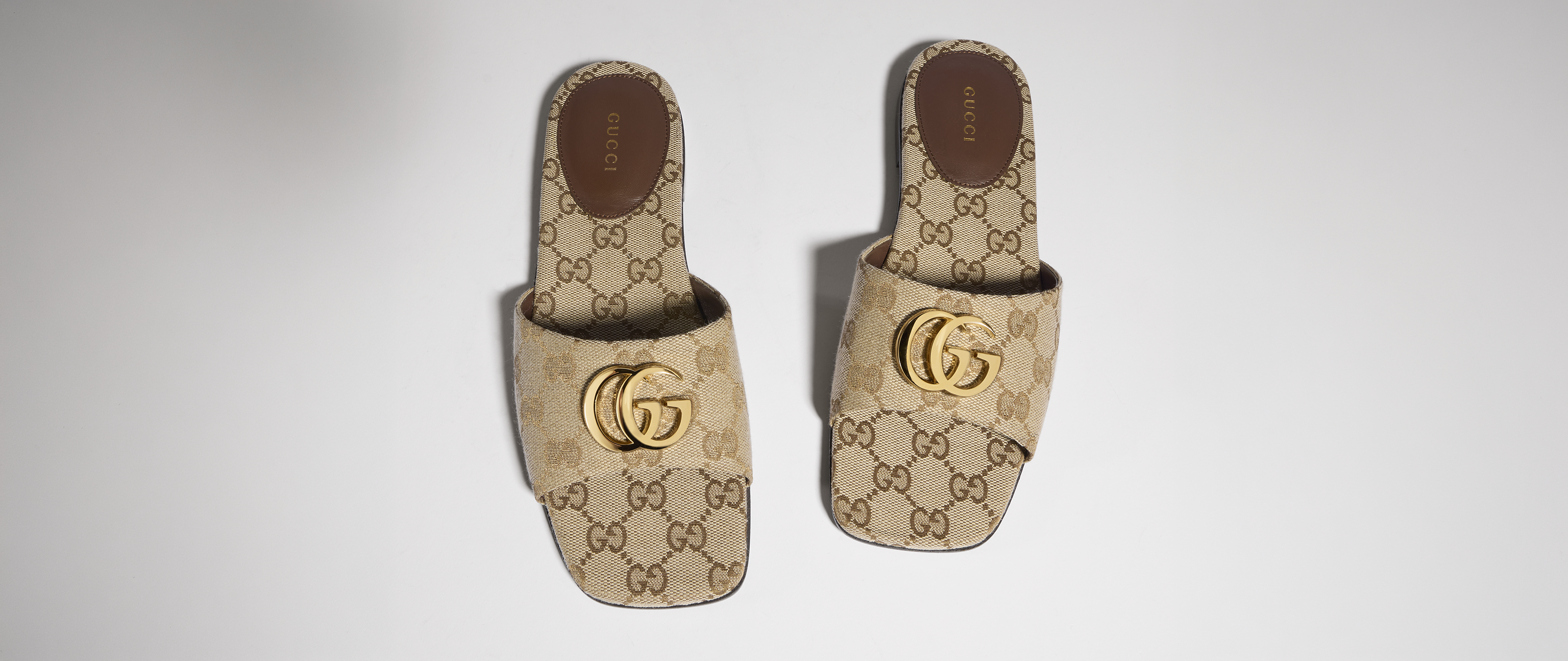 夏季鞋履新季新风尚，鲜活配色和创意材质呈献全新夏季甄选女士鞋履，涵盖拖鞋、运动鞋、凉鞋等多样款式。