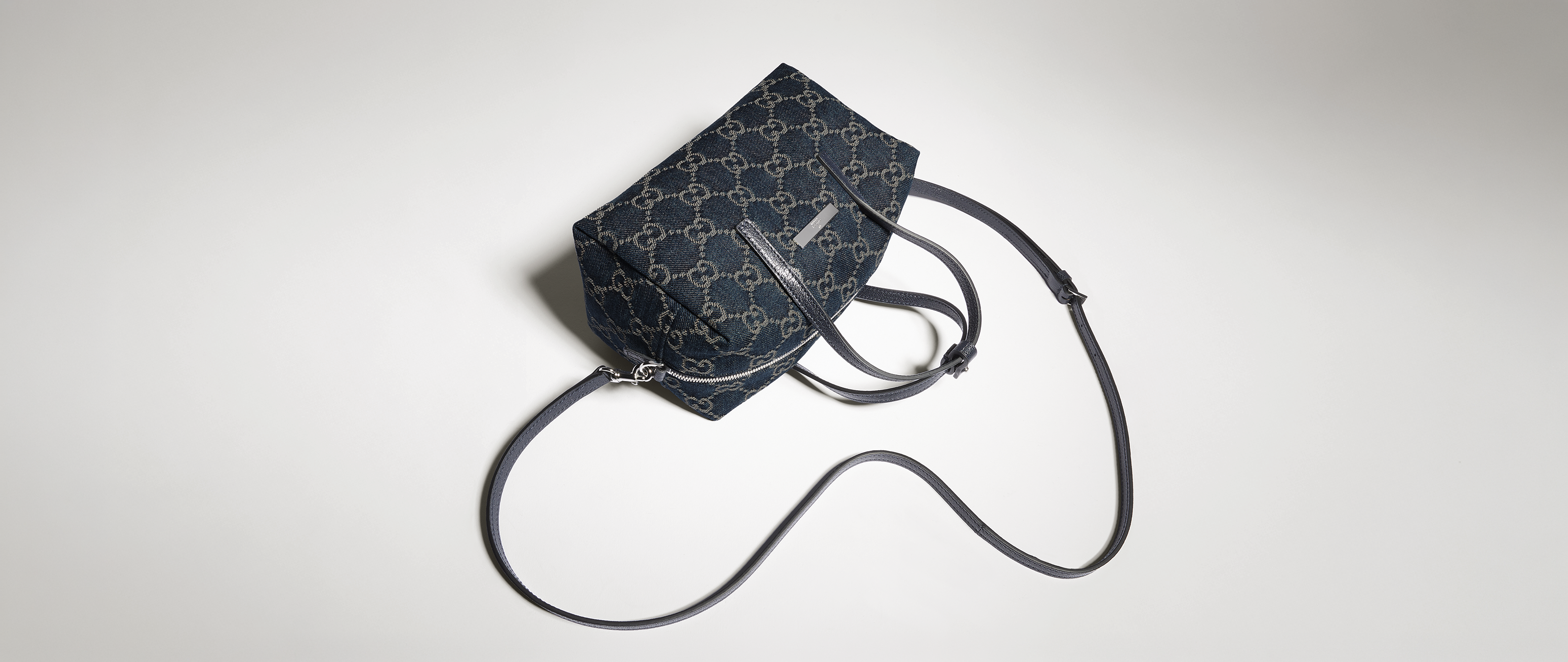 风格丹宁Gucci甄选男士和女士牛仔单品，涵盖夹克、牛仔裤、鞋履、手袋和帽子，采用别致水洗和处理工艺，缀饰浅蓝色和深色调GG图案。