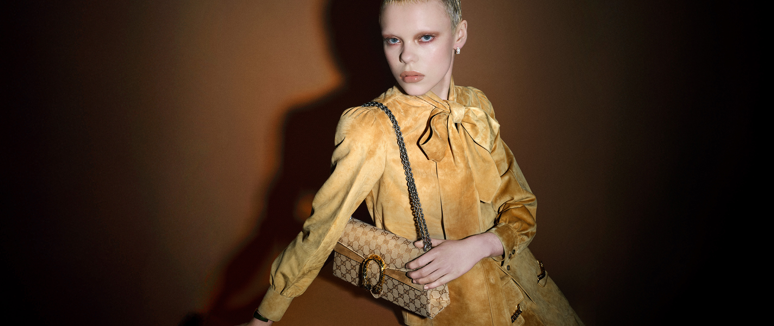 女士手袋Gucci女士手袋巧妙融合隽永的精致格调与现代的时尚风范，匠心打造日常造型。