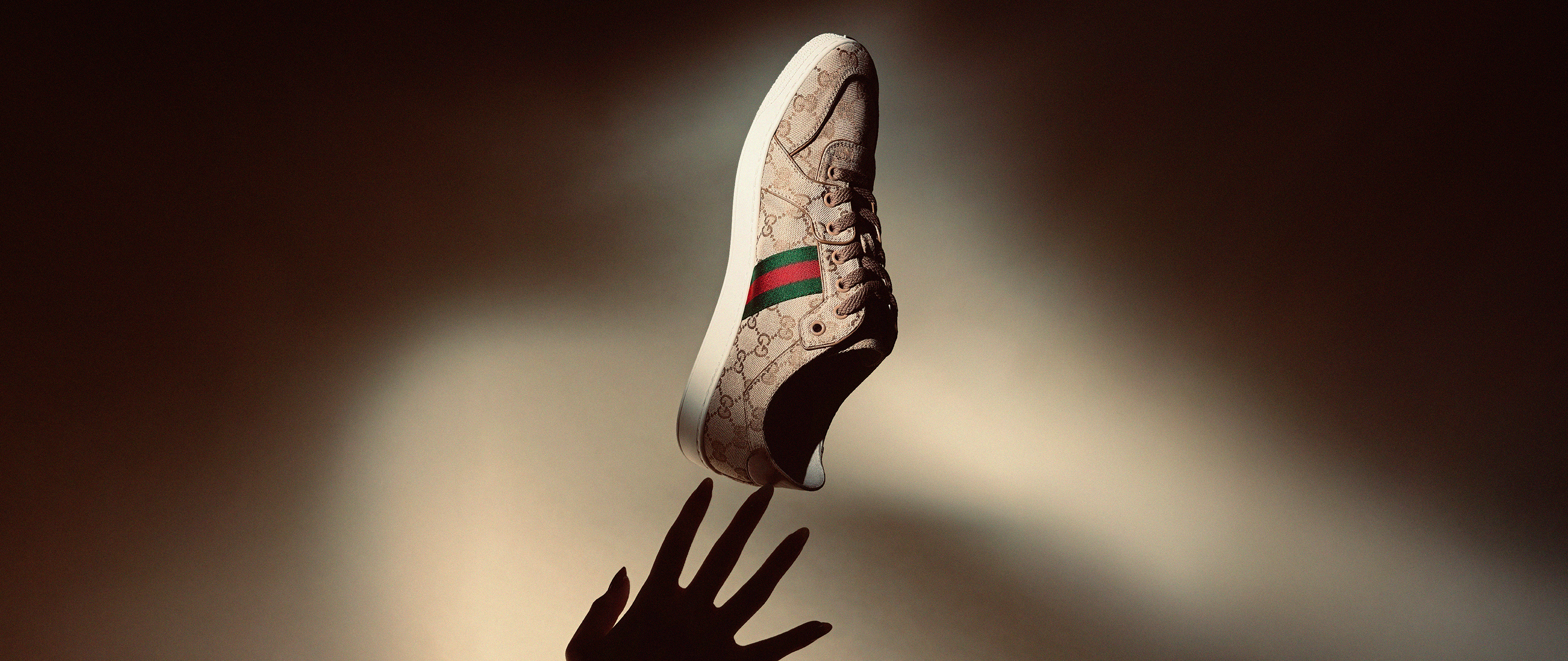 女士运动鞋女士运动鞋演绎品牌经典图案，焕新诠释织带设计，融合多元廓形，展现动感活力。