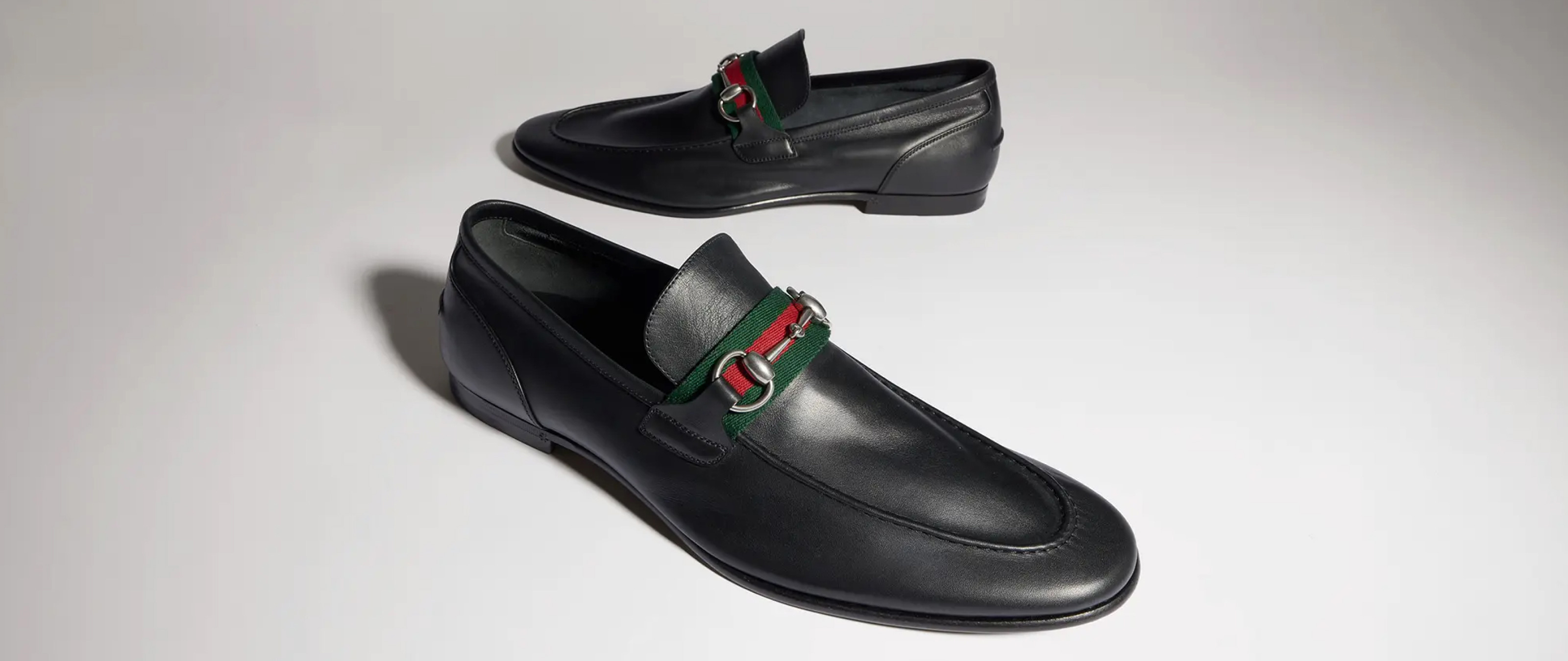 莫卡辛鞋与乐福鞋
Gucci Horsebit 1953系列男士乐福鞋及经典款式以品牌元素打造隽永设计，激发着一代代人绽放灵感。
